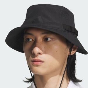 A LIGHTWEIGHT BUCKET HAT WITH ADJUSTABLE CHIN STRAP., M/L BLACK